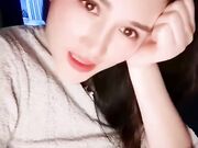 极品小姨子喝醉勾引姐夫，姐夫一边跟姐姐电话一边被口交，最后把小姨子内射了