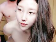 美乳学妹露脸看着清纯没想到这么骚 激情3P伺候两个小哥哥