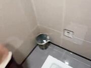 网吧里跳蛋调教姐姐直接在厕所打炮，水汪汪骚穴玩喷尿又湿又滑后入内射