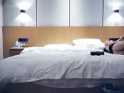 酒店约了位戴棒球帽的美乳大胸性感美女 沙发舌吻扣逼 换上网袜乳推舔弄 后入抽插