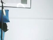 气质美女两个少妇勾搭快递小哥 无毛肥逼小皮鞭摩擦插入 舔屌口硬大屁股上位骑坐
