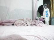 最近撩的良家骚女 电瓶车接上去她家操逼 换上吊带睡衣 一下扑倒开操
