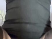 【淫荡人妻打着电话操着逼】人妻的老公出差，她一个人在家看娃