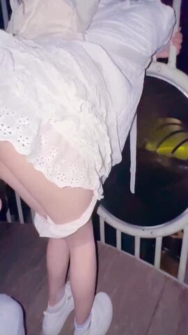妹妹和妈妈吵架离家出走 半夜找到气得我直接把她按在户外滑滑梯上狂操嫩穴