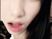 榨精机极品骚妹子跟小哥激情啪啪 就这上位摇臀的频率没几个人受得了还喂小哥吃奶