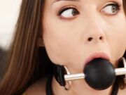 高跟鞋卡住 丝袜滑落 她喘息着 丰满的胸部在紧身礼服下颤抖