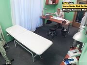女患者性瘾突发医生迅速用大鸡巴对淫荡的骚穴进行急救
