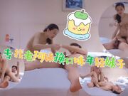 专找老阿姨玩今天换口味年轻妹子，斑纹吊带裙翘着屁股口交