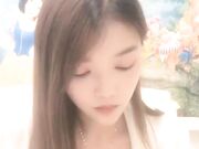 雅妍新人高颜值妹子和炮友啪啪 开档丝袜特写手指扣弄床边猛操