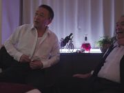在儿子婚宴后续派对上整晚被亲戚围堵的母亲1