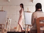 孤僻美院女生自愿担任尴尬的裸体模特1