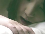 只能睡在床下看着老婆被导演操