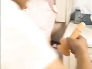 邻居美少妇喝醉酒敲错门进来后躺床上睡着不走从少妇包里翻出来一个假鸡巴