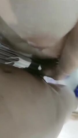 街头搭讪穿的很骚的美女撩了一会儿就跟着回家了在楼道还不让摸进了屋就骚起来了