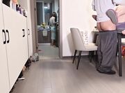 老婆做饭操丈母娘老婆在家做饭我对着丈母娘一顿狂操内射差点被老婆发现