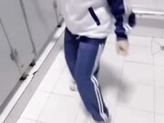真实乱伦 尾随强上表妹 晚上尾随高三表妹去公园的女厕所 不顾被发现的风险