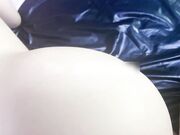 体验完骚货的乳交直接一屁股坐上来自己动