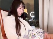 日系清纯少女酒店窗前被后入主动骑乘高潮内射