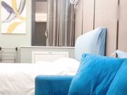 白衣牛仔裤甜妹近距离特写上位快速抽插翘屁股后入