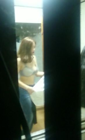 校花级大学美女被偷拍奶子真大