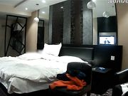 大学生情侣校外开房啪啪进屋就开始缠绵吃点东西开始打炮女友身材一流奶子饱满阴毛性感干的太猛貌似把避孕套干漏了