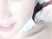 99年清纯妹子在家做直播 胡淫乱语套路礼物 BB很粉 突然来大姨妈，弄了一床