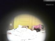 太屌了风骚苗条大奶美少妇与白胖猥琐男开房偷情啪啪居然带着孩子好销魂的表情孩子哭她还在呻吟干一半还上前喂奶