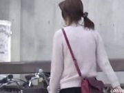 公共场合内急的美眉们找个隐蔽处就开始尿尿