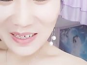 骚气少妇脱光光床上振动棒自慰