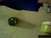 女厕偷拍年轻妹子在厕所玩手机