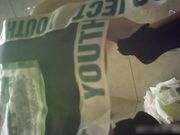 身材火辣的啤酒销售被客人灌醉尿尿