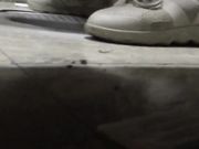 潜入高校偷拍妹子貌似很累门没关