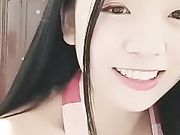漂亮美女手心残留的余精