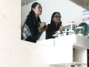 商场卫生间偷拍人美逼嫩