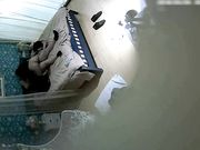 衣服还没脱就急着吃屌日了两炮
