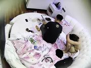 干完休息时又被扛起狠狠操了一次