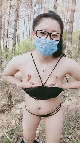 特会挑逗人眼镜御姐树林里野战
