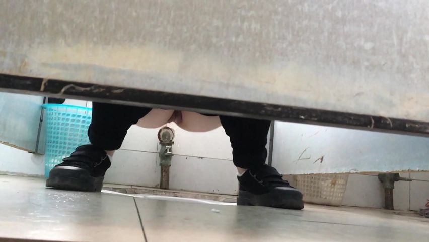 教学楼女厕偷窥美女嘘嘘