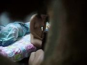 偷拍同租屋內老公給漂亮媳婦擦奶洗腳