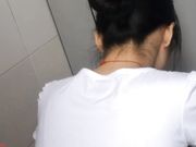 网吧尾随妹子进女厕偷窥