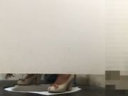 女厕偷窥貌似被妹子发现了