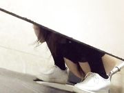 女厕偷窥貌似被妹子发现了