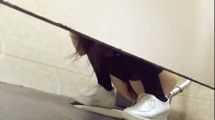女厕偷窥貌似被妹子发现了
