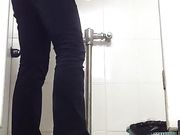商场厕拍妹子边尿边补妆像是去约会