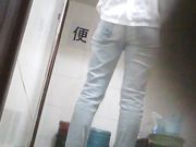 厕所偷拍 美女喜欢倒着尿尿
