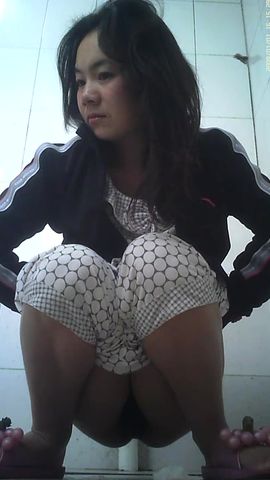 生宿舍厕拍妹子尿着要睡着了