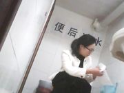 女厕偷拍 金发妹子胸还挺大