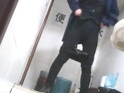 女厕偷拍 金发妹子胸还挺大