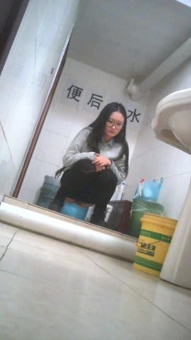 女厕偷拍 金发妹子胸还挺大