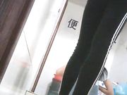 女厕偷拍 尿尿还在讨论打麻将